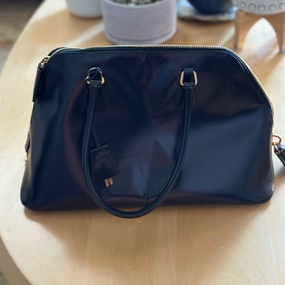 Prada Classic Medium Leather Handbag in Like New Condition - Picture 5 of 15